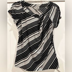 Black/white short sleeve top